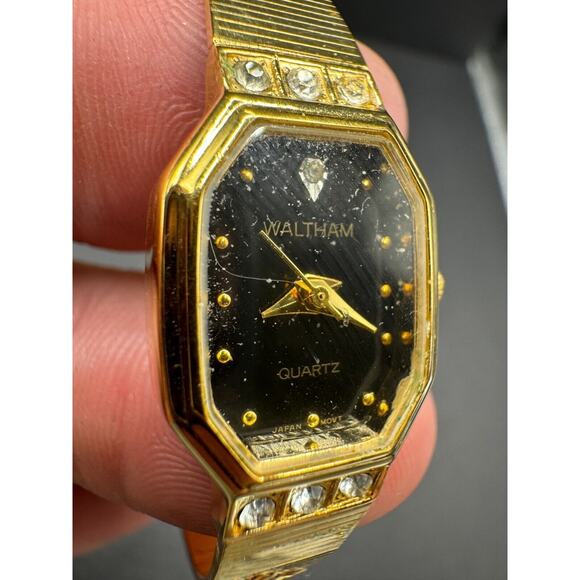 Waltham Womens Gold Tone w/ Rhinestone Watch Black Dial Bling Heart Band SR527SW